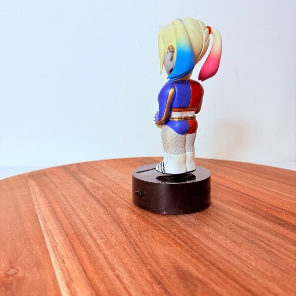 Suicide Squad Harley Quinn Bobble Body Knocker Figurine Solar Powered By NECA - Picture 13 of 14